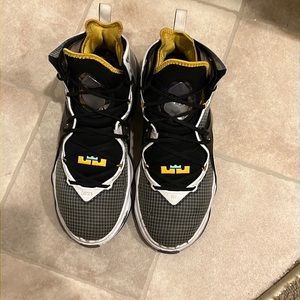 (1 week old) (wore 3 times) ( cleaned ) ( no box )